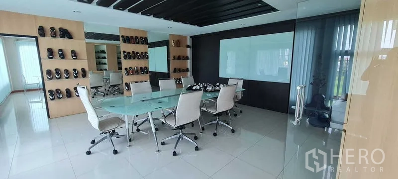 Warehouse for rent or sale in Bang Phli, Samut Prakan - Lobby area with floor-to-ceiling windows overlooking green fields.