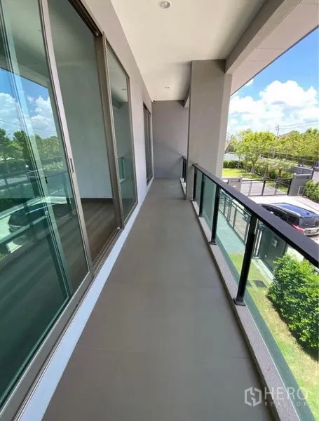 独立式住宅 出租 - 带顶长阳台走廊，滑动玻璃门与树景视野。