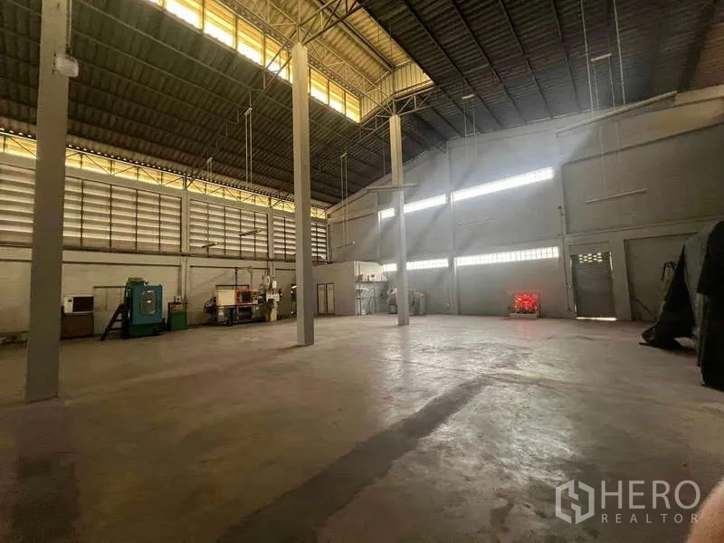 货栈 出租在Lam Luk Ka, Pathum Thani - 宽阔仓库区，高柱与采光带，设备沿墙摆放