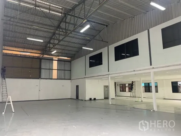 Warehouse for rent in Suan Luang, Bangkok - Expansive warehouse floor with steel trusses and upper windows
