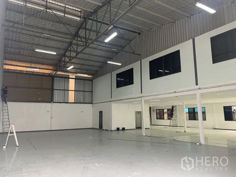 Warehouse for rent in Suan Luang, Bangkok - Expansive warehouse floor with steel trusses and upper windows