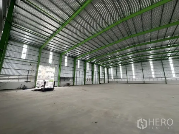 Warehouse for rent in Wang Noi, Phra Nakhon Si Ayutthaya - Vast warehouse interior with 10-meter clear height and green steel columns.