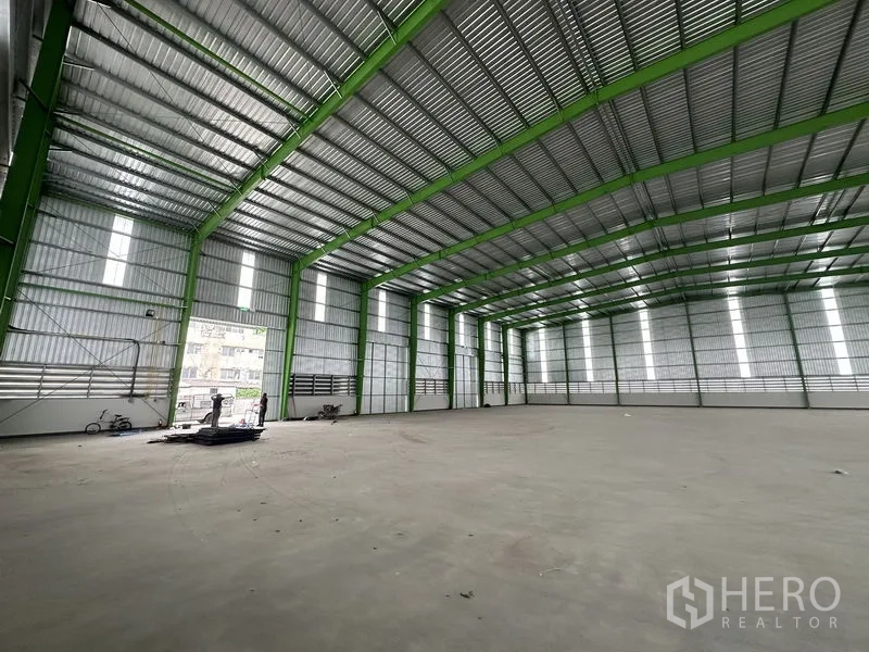 Warehouse for rent in Wang Noi, Phra Nakhon Si Ayutthaya - Vast warehouse interior with 10-meter clear height and green steel columns.