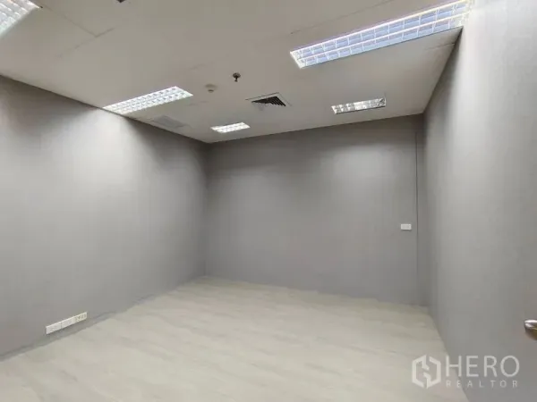 办公空间 出租或出售在Pathum Wan, Bangkok - 独立会议室，简约灰色饰面与明亮灯光。