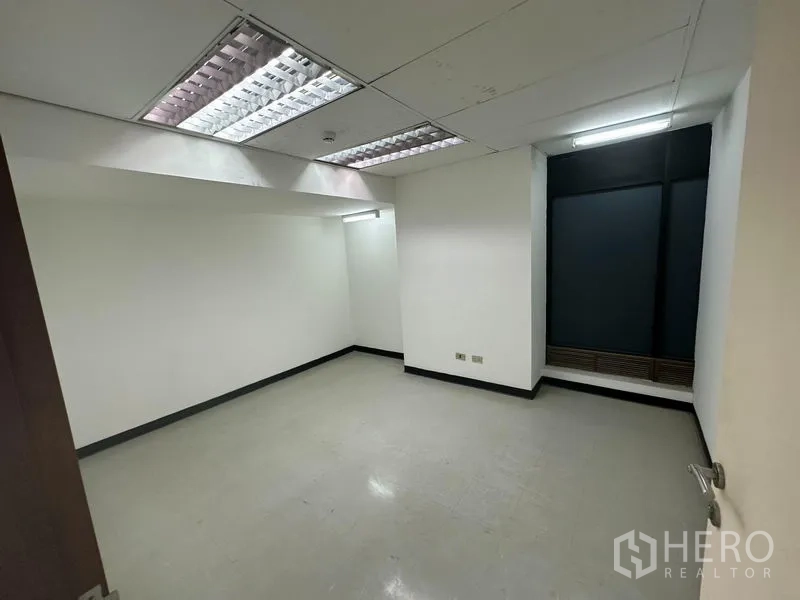 Office Space for rent in Khlong Toei, Bangkok - Bright private room with recessed window and fluorescent ceiling lights.