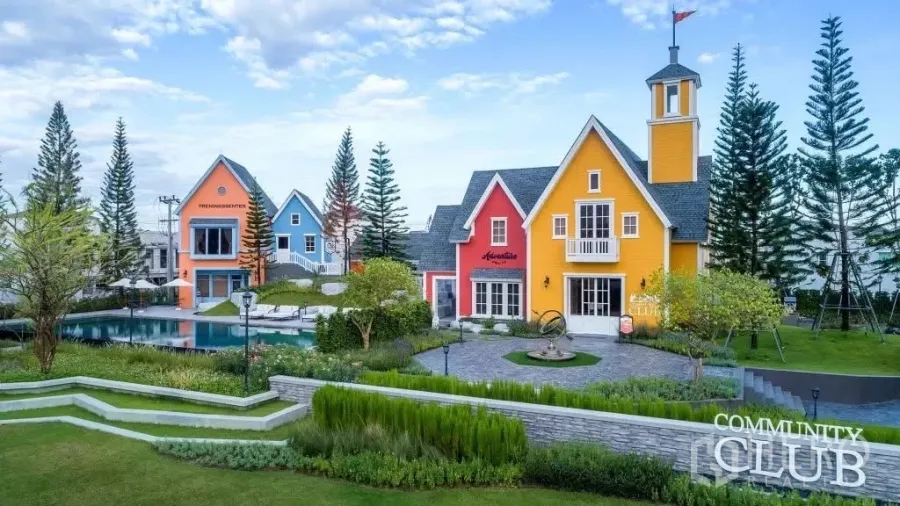 Townhouse for rent in Prawet, Bangkok - Colorful community clubhouse with landscaped gardens and pond.