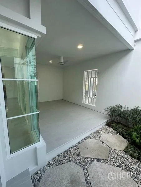 Detached House for rent - Covered terrace with ceiling fan next to a pebble walkway and small courtyard.