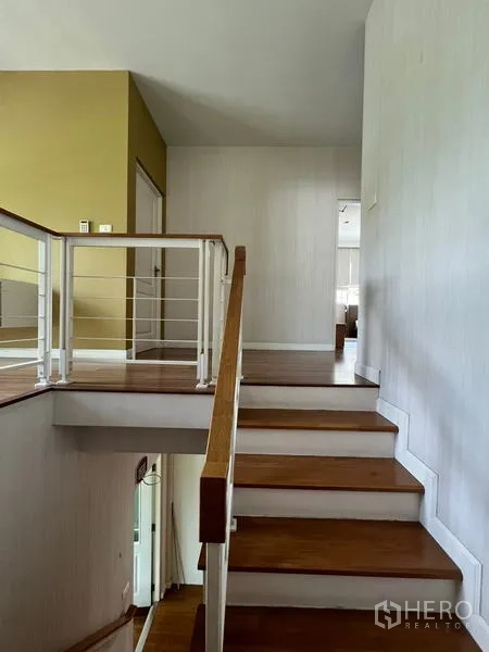 Detached House for rent in Bang Kapi, Bangkok - Staircase with white railing leading to the upper family area.