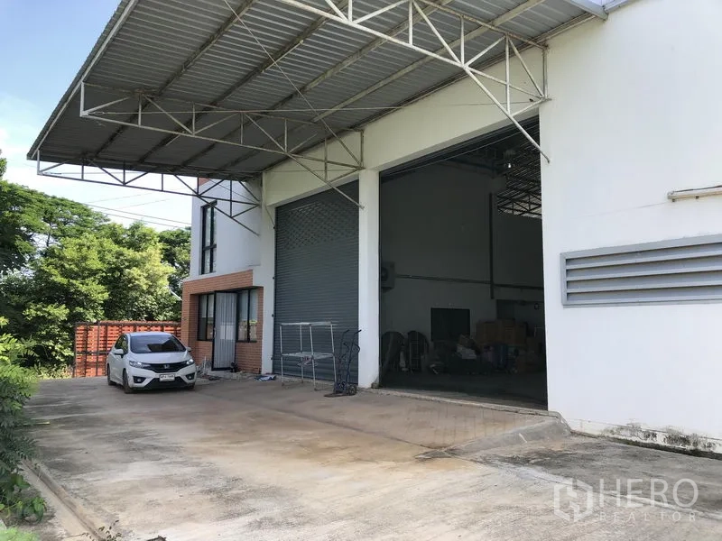 工厂 出租或出售在Lat Lum Kaeo, Pathum Thani - 带雨棚的装卸区，超宽卷闸门与停车硬坪，临近绿化。