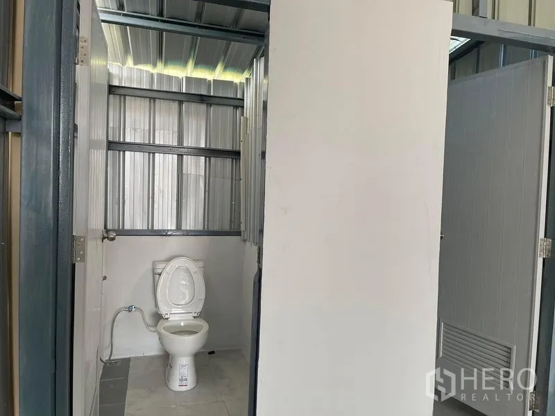 货栈 出租在Min Buri, Bangkok - 仓库内卫生间，配备坐便器。