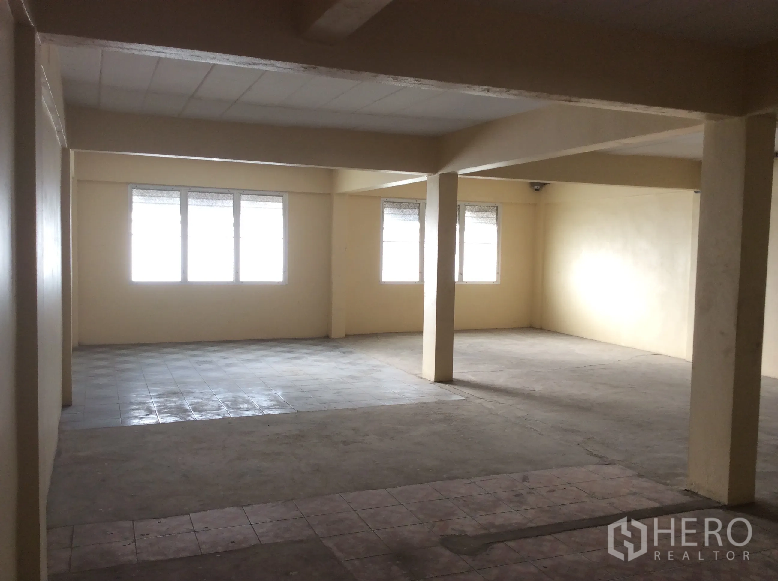 Factory for rent in Thung Khru, Bangkok - Bright multipurpose room with tiled sections and multiple windows.