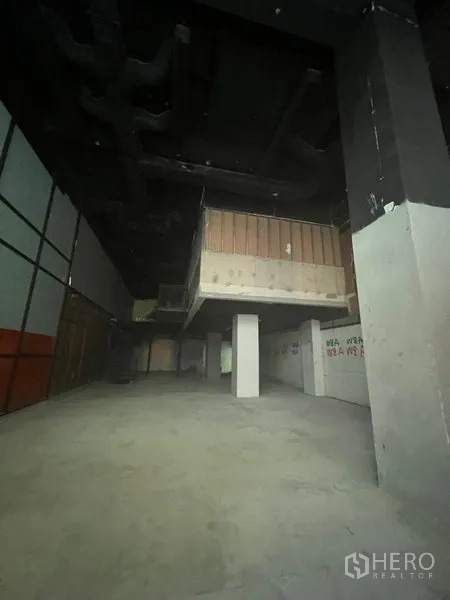 Retail Space for rent in Bang Rak, Bangkok - Deep shop space featuring high ceiling, structural columns and visible ductwork.