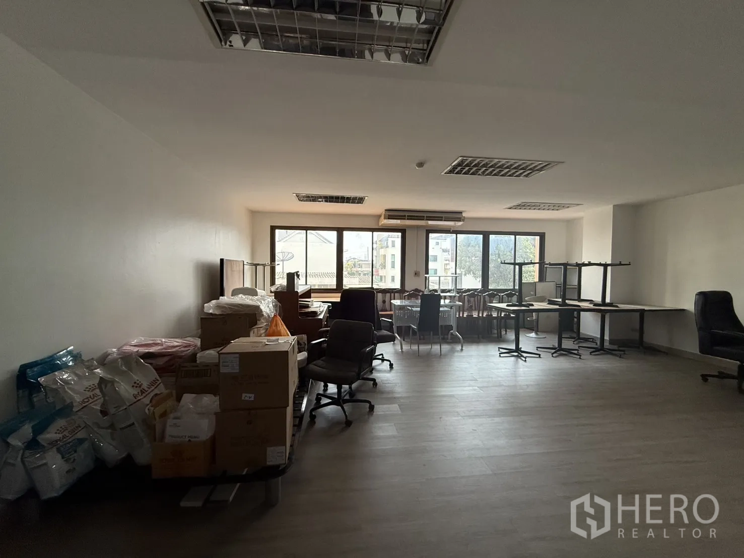 สำนักงาน for rent in Sathon, Bangkok - สำนักงานแบบโอเพ่นแปลนขนาด 60 ตร.ม. หน้าต่างบานกว้าง พื้นลามิเนต และไฟฝังฝ้า พร้อมโต๊ะและเก้าอี้ทำงานบางส่วน