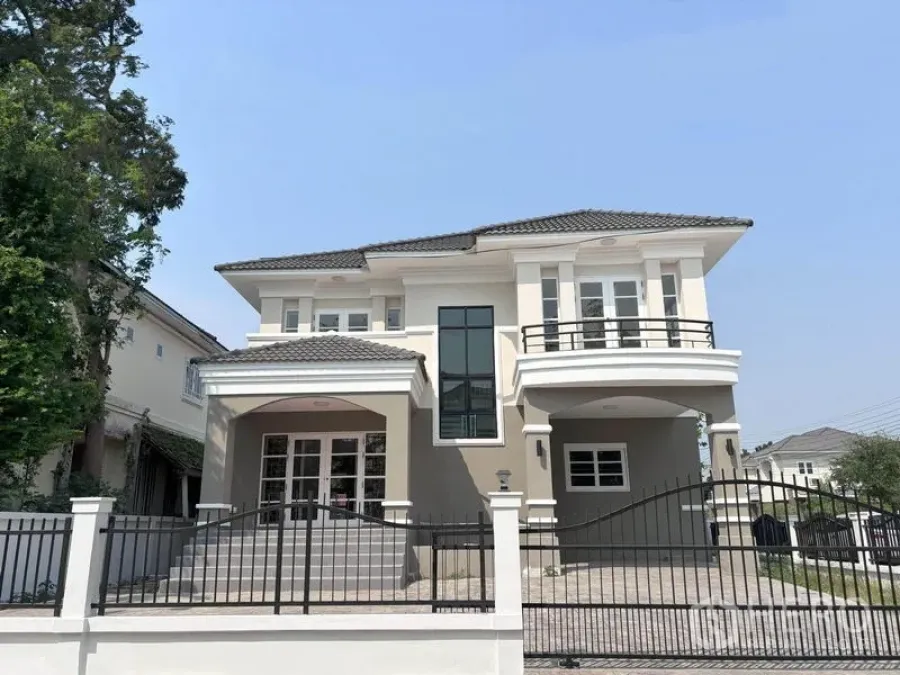Detached House for rent or sale - Front elevation of the detached house with covered carport and balcony.