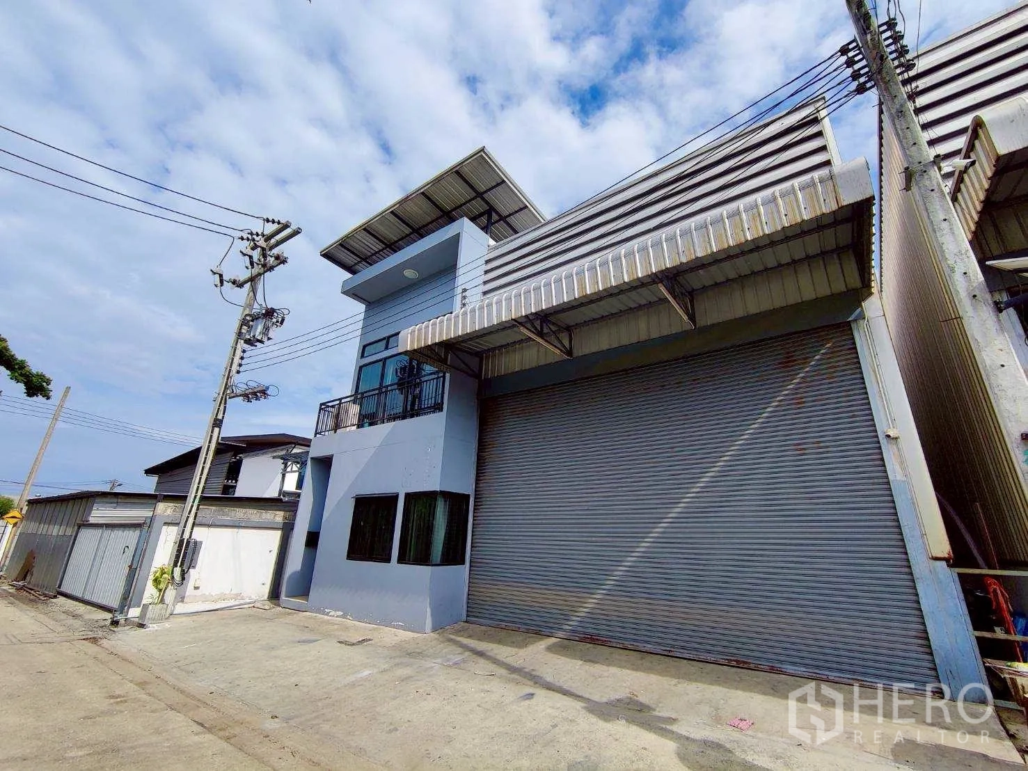 仓库 for rent in Lam Luk Ka, Pathum Thani - 大面积仓库，带办公室一角、灭火器与卷门通道。