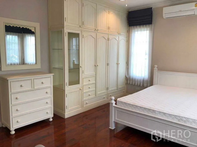独立式住宅 出租在Bang Na, Bangkok - 客卧带白色柜体、五斗柜与柔和采光。