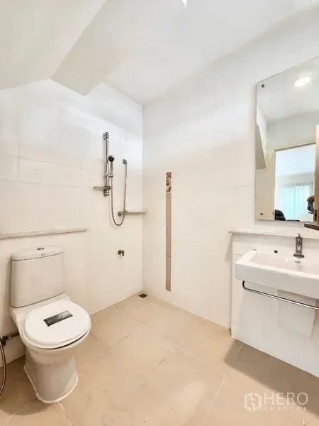 Detached House for rent in Prawet, Bangkok - Ground-floor bathroom featuring a walk-in shower, white tiles and a wall-mounted basin.