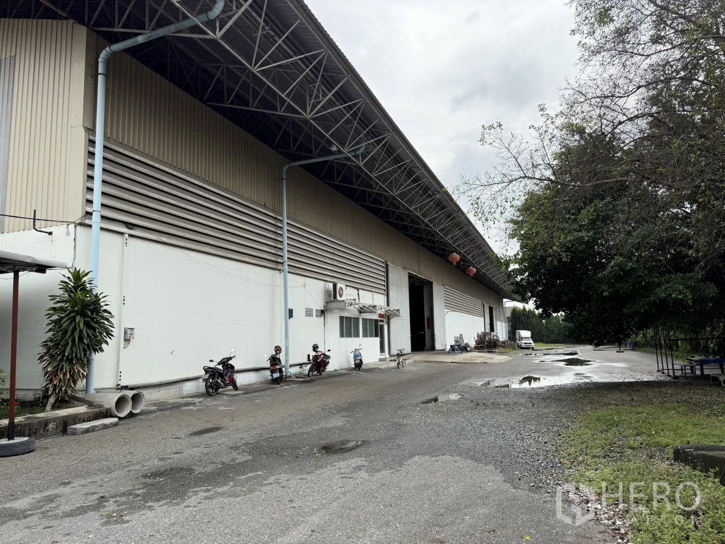 工厂 for rent in Bang Phli, Samut Prakan - 金属围护墙体的仓库侧立面，配深挑檐与排水管。