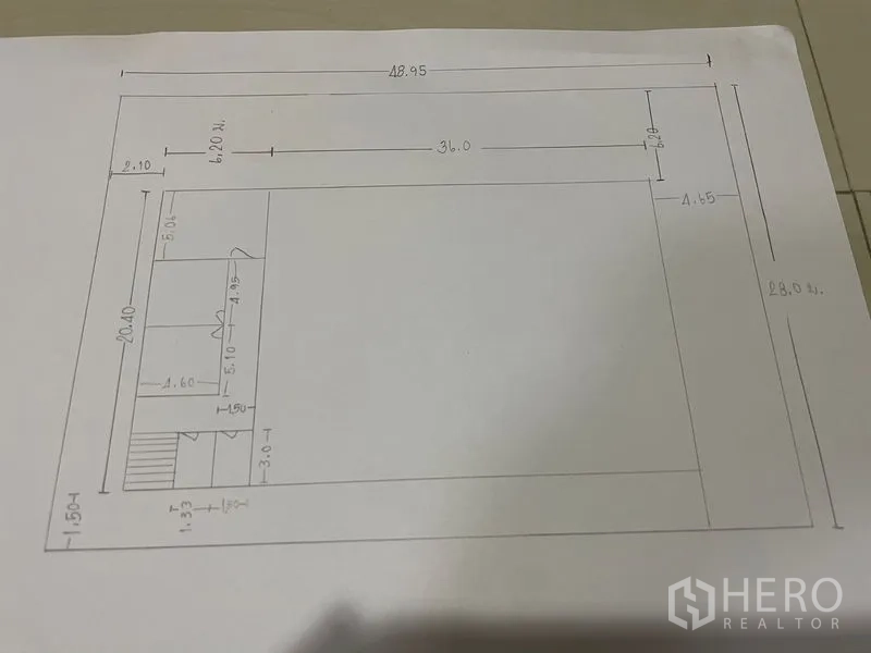 工厂 出售在Khlong Luang, Pathum Thani - 工厂手绘平面图，标注尺寸、夹层与主要作业区。