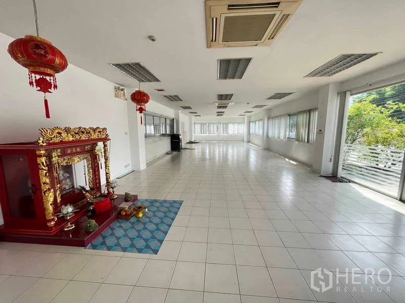 Warehouse for rent in Lat Krabang, Bangkok - Spacious office room with wraparound windows bringing in natural light.