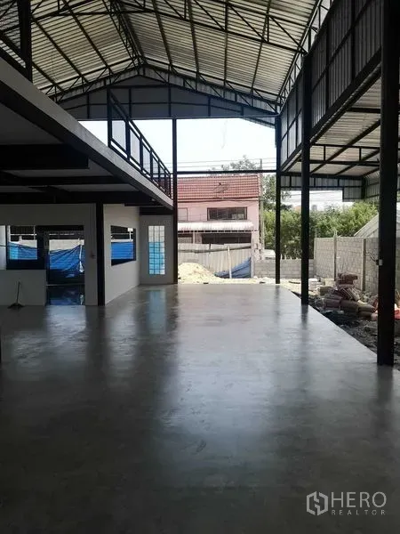工厂 出租或出售在Mueang Samut Prakan, Samut Prakan - 高挑钢结构厂房内景，抛光混凝土地面，夹层步道通向院区。