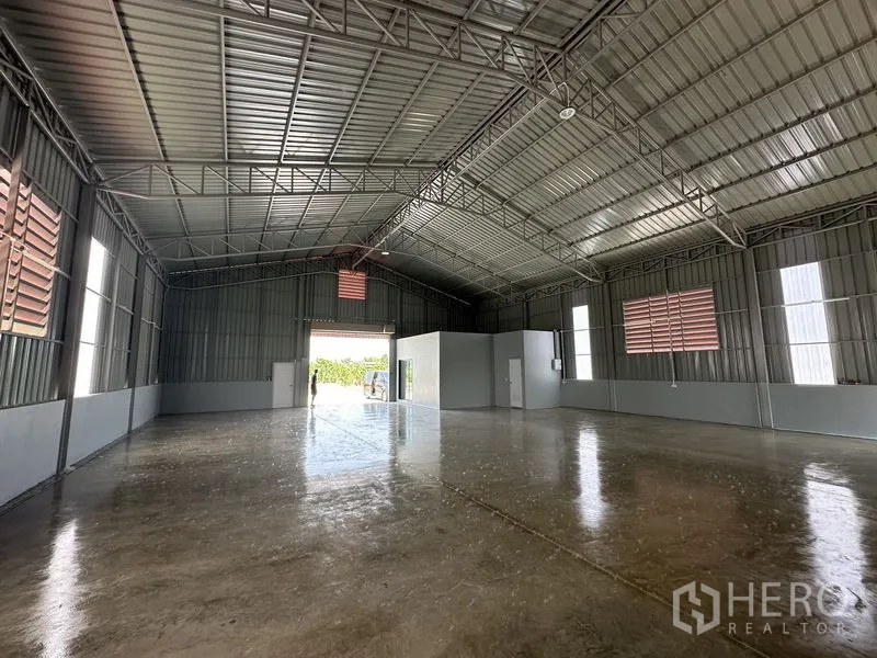 货栈 出租在Pak Kret, Nonthaburi - 高挑空仓库内部，钢桁架与抛光混凝土地面，空间开阔。