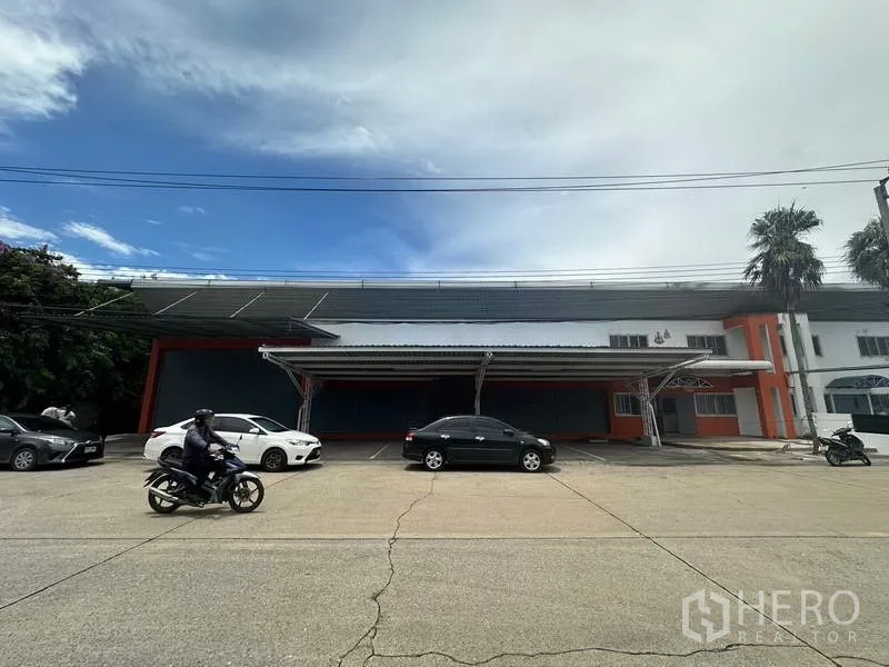 โรงงาน ให้เช่าในNonthaburi - ด้านหน้าอาคารโรงงานมีช่องจอดและพื้นที่ขนถ่ายสินค้าพร้อมกันสาด.