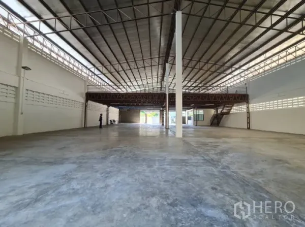 货栈 出租在Khlong Toei, Bangkok - 高挑钢桁架屋顶的仓库内部，混凝土地坪