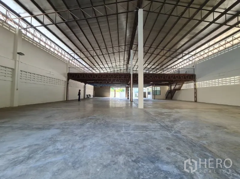 货栈 出租在Khlong Toei, Bangkok - 高挑钢桁架屋顶的仓库内部，混凝土地坪