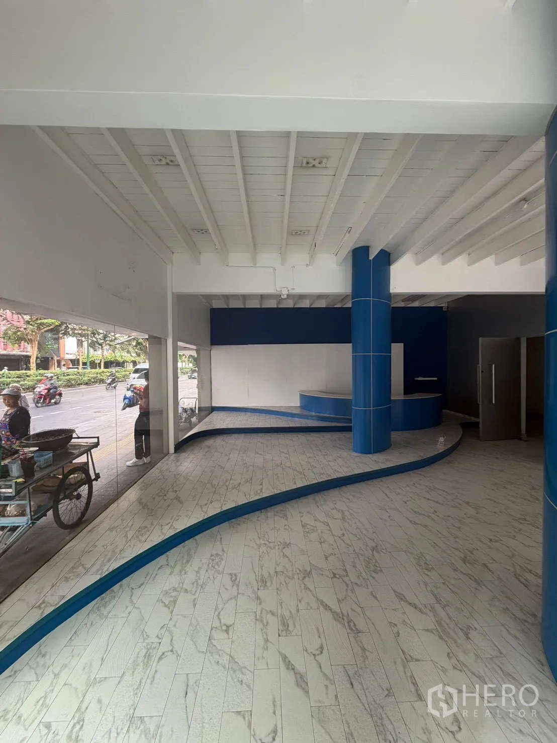 ตึกแถว for rent in Watthana, Bangkok - โชว์รูมชั้นล่างพื้นลายหินอ่อน เคาน์เตอร์โค้ง และหน้ากระจก.