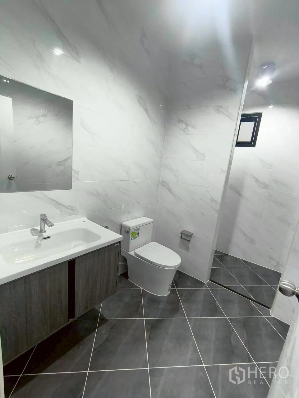 Warehouse for rent in Mueang Nonthaburi, Nonthaburi - Bathroom with vanity, toilet, and tiled walls and floor.