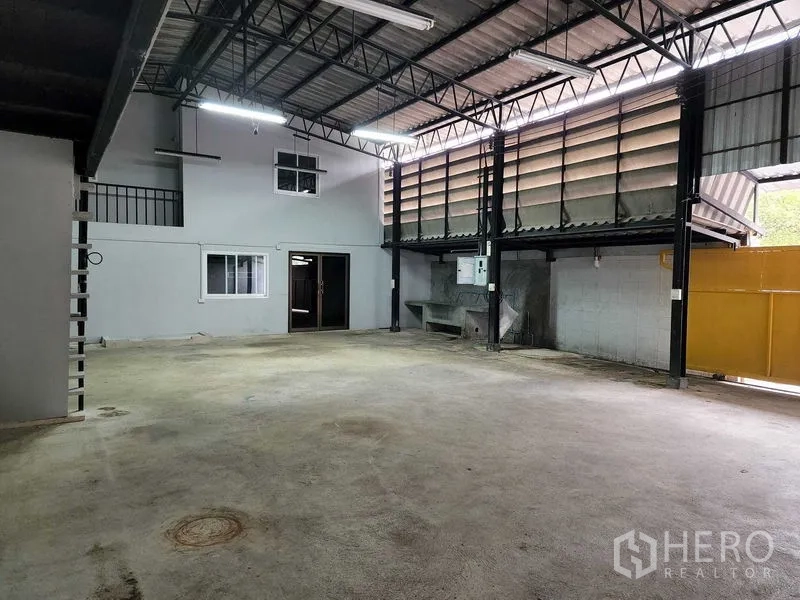 Warehouse for rent in Chatuchak, Bangkok - Warehouse bay showing ventilation louvers, steel columns and smooth concrete floor.