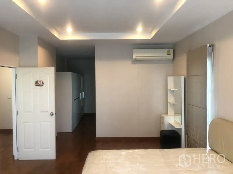 Detached House for rent or sale in Pak Kret, Nonthaburi - Spacious master suite with recessed lighting and a dressing area.
