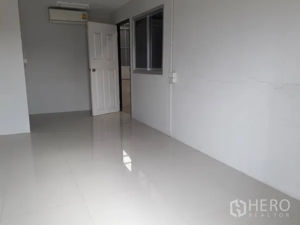 Warehouse for rent or sale in Khlong Luang, Pathum Thani - Air-conditioned office room with glossy tile flooring and a window overlooking the warehouse.
