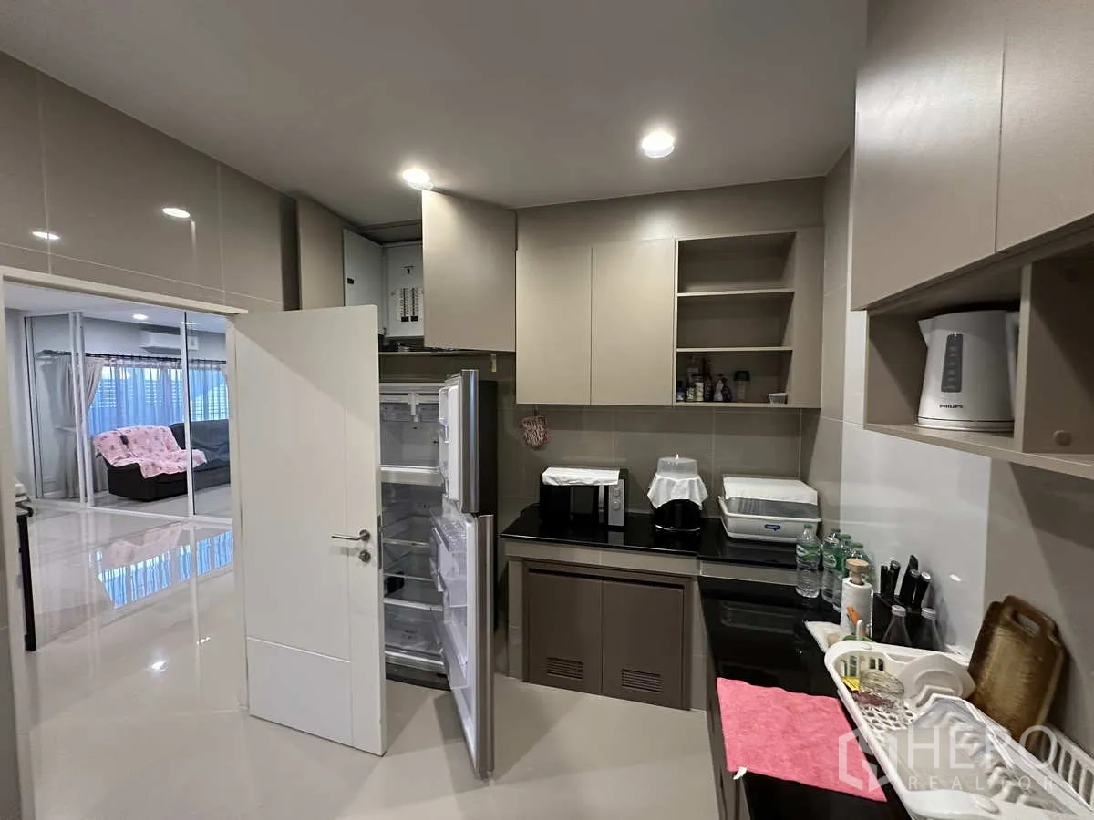 Detached House for rent or sale in Lam Luk Ka, Pathum Thani - Separate Thai kitchen with ample cabinetry, counters and refrigerator.