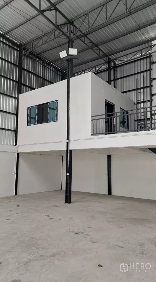 Warehouse for rent in Khlong Toei, Bangkok - Mezzanine office block inside the warehouse with safety railing and stairs.