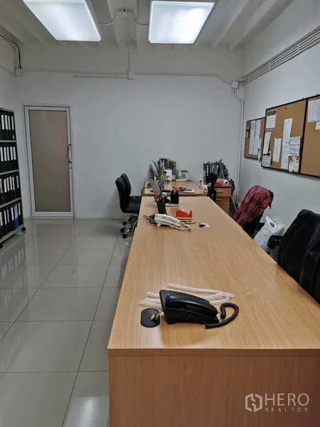 办公空间 出租在Huai Khwang, Bangkok - 长条工位区，木质桌、办公椅与公告板。