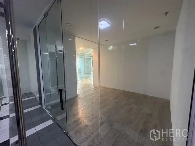 Office Space for rent in Din Daeng, Bangkok - Small glass-enclosed room adjacent to a tiled common area.