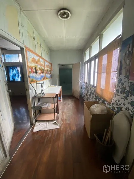 独立式住宅 出租在Khlong Toei, Bangkok - 二层走廊，临窗采光良好，木地板与小书桌