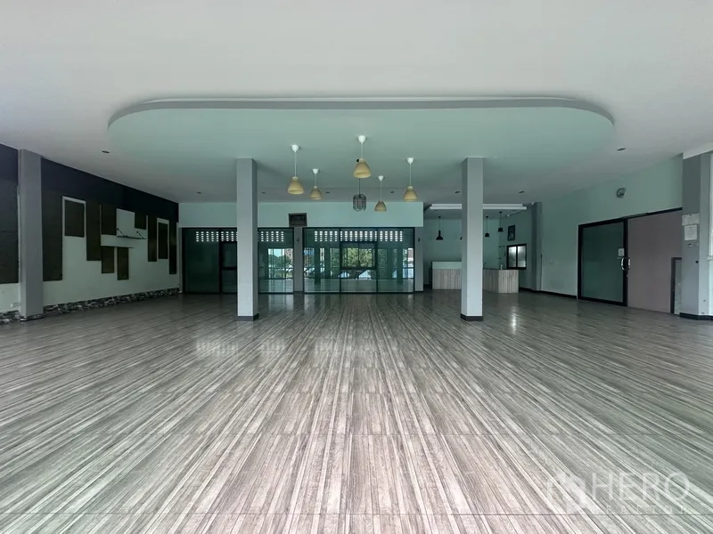 Standalone for rent in Prawet, Bangkok - Large event hall with pendant lights, pillars and wide front windows.