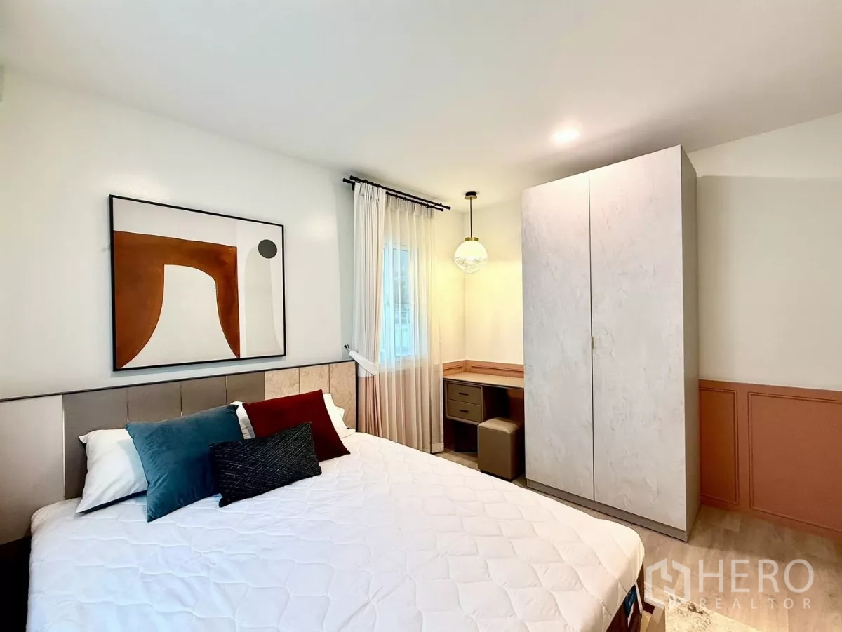 Detached House for rent in Bang Phli, Samut Prakan - Bright secondary bedroom with bed, wardrobe and work desk.