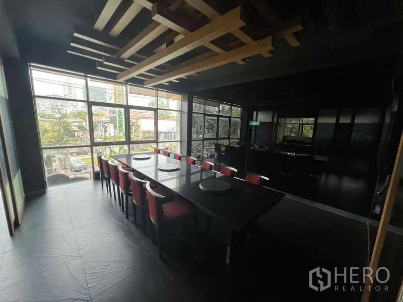 Shophouse for rent or sale in Khlong Toei, Bangkok - Another view of a private dining room overlooking trees and the city.