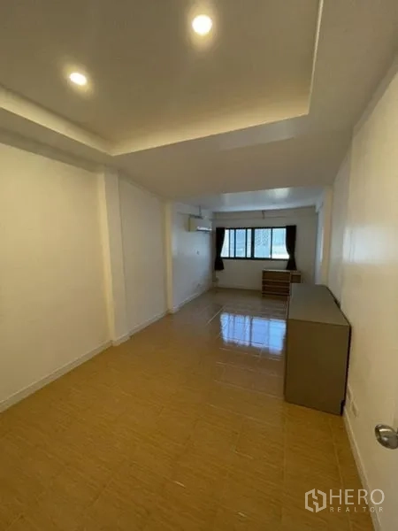 Townhouse for rent in Phra Khanong, Bangkok - Second bedroom with built-in desk, window and recessed lighting.