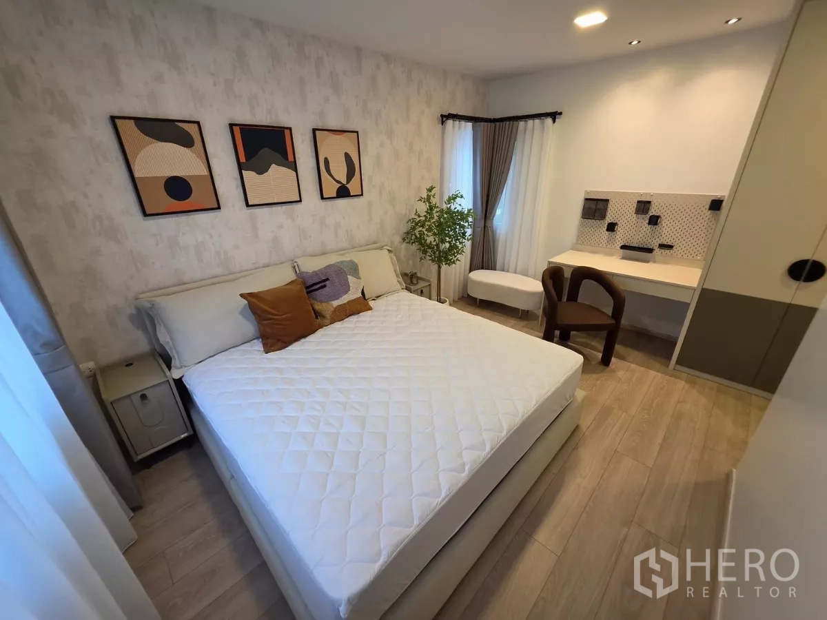 Detached House for rent in Bang Phli, Samut Prakan - Cozy bedroom with desk, artwork and full-length curtains.