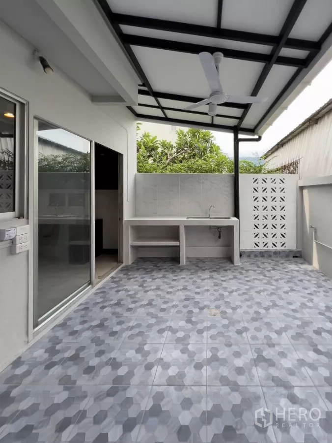 Home Office for rent in Lat Phrao, Bangkok - Semi-outdoor kitchen patio with sink and hexagon-pattern floor tiles.