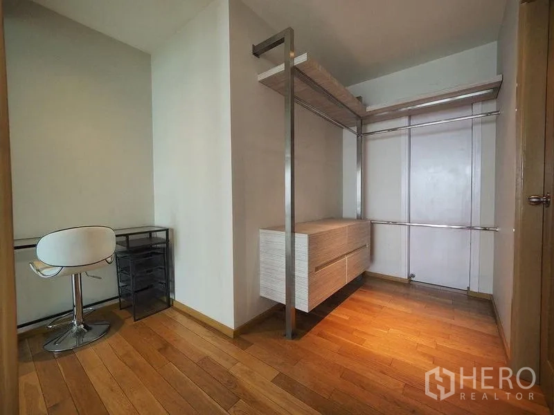 Condominium for rent in Khlong Toei, Bangkok - Walk-in closet with open hanging rails, drawers and a small work desk.