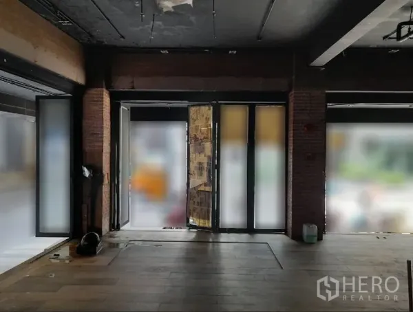 Shophouse for rent - Open-plan shopfront featuring multiple folding glass doors and brick pillars for excellent visibility.