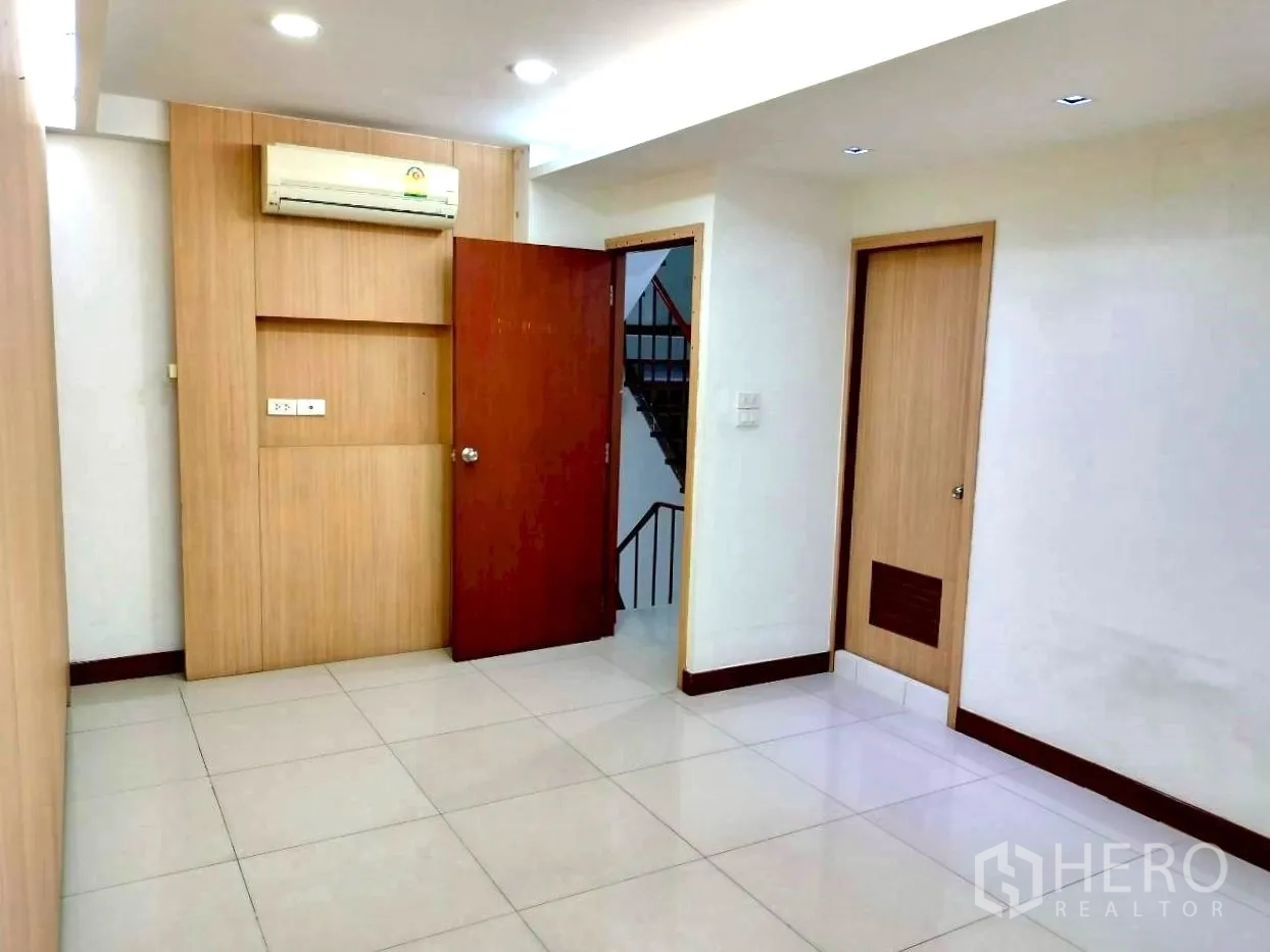 โฮมออฟฟิศ for rent in Watthana, Bangkok - ห้องขนาดกะทัดรัดปูกระเบื้อง มีผนังไม้บิลท์อิน ไฟดาวน์ไลท์ และแอร์