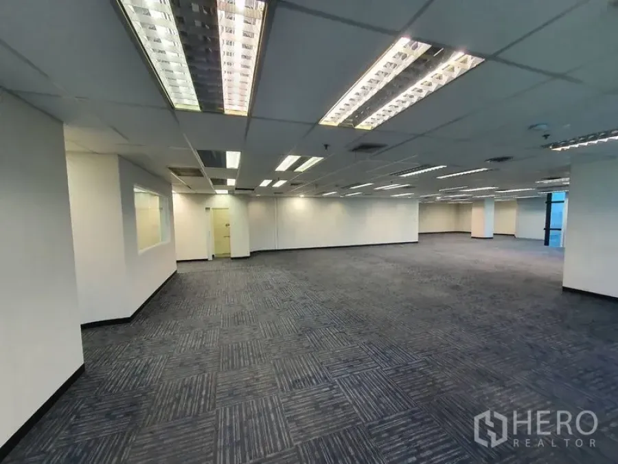 สำนักงาน ให้เช่าในWatthana, Bangkok - พื้นที่สำนักงานกว้าง เพดานไฟกริด ปูพรม และผนังกั้นกระจกภายใน