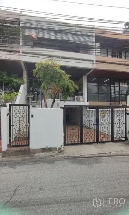 带办公室的家 出租在Watthana, Bangkok - 静巷中的多层住办两用房前门与立面。